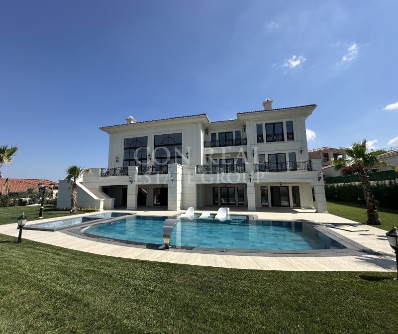 İstanbul Büyükçekmece’de Özel Bahçeli, Full Göl Manzaralı Toscana Villa