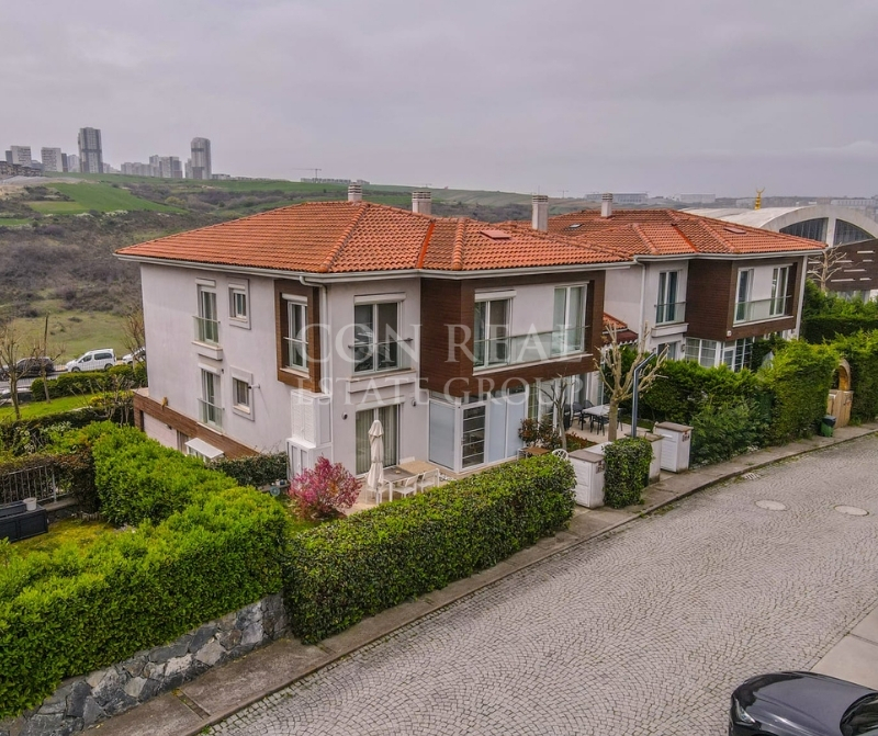 Bahçeşehir Asmalı Evler’de Geniş Bahçeli 4+1 Üst Dubleks İstanbul Satılık Villa