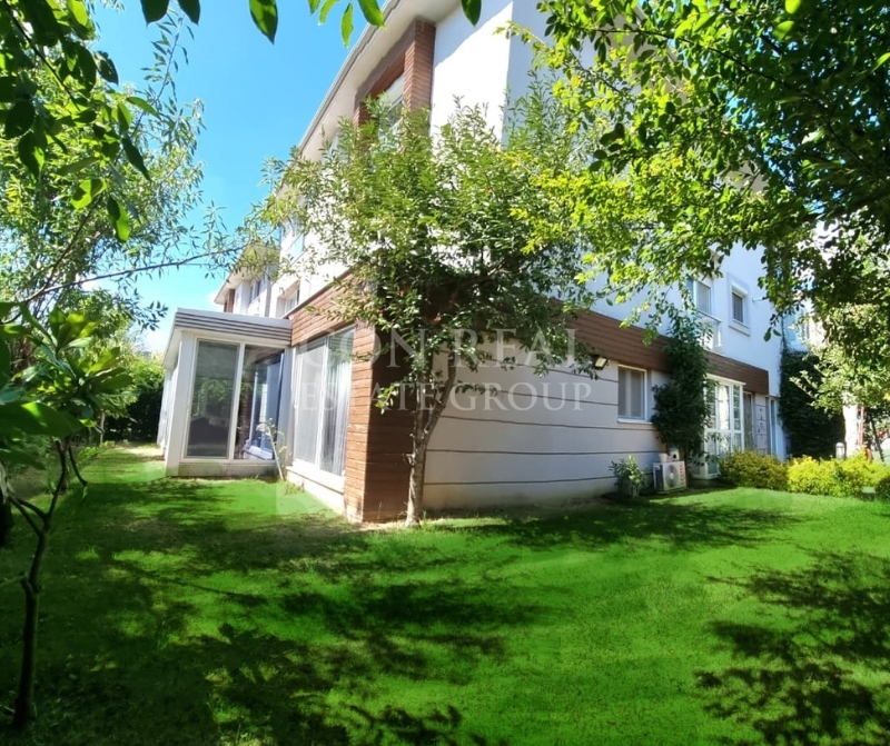 Bahçeşehir Asmalı Evler’de Satılık 4+1 Büyük Bahçeli Villa Katı